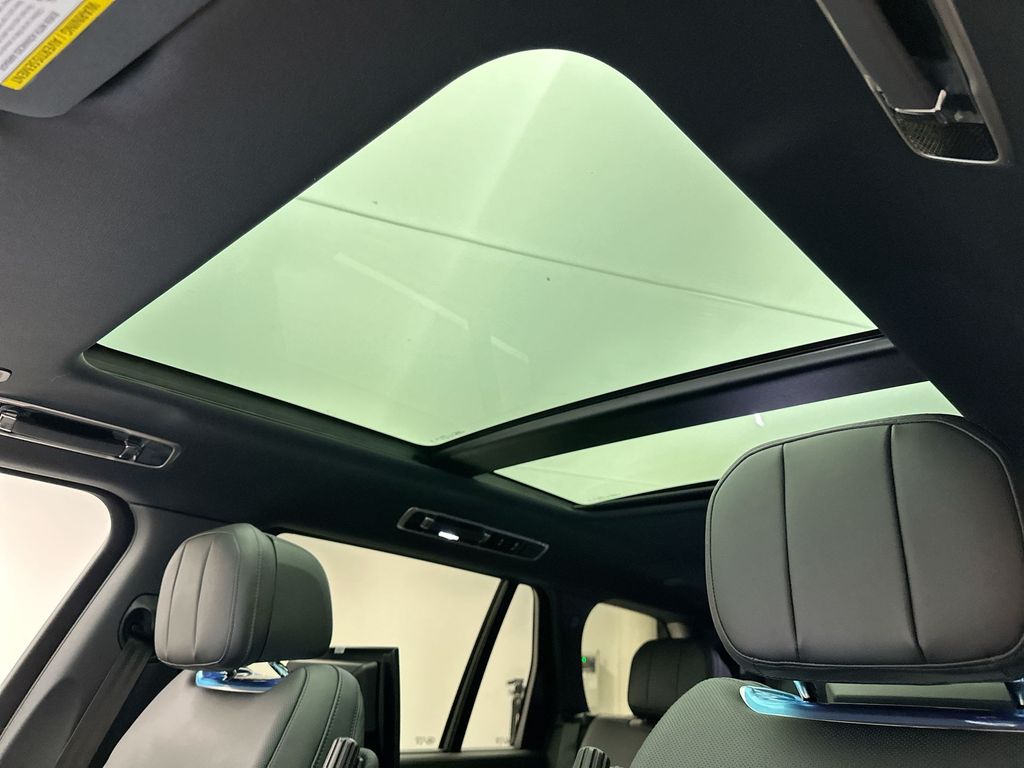 2025 Land Rover Range Rover SE photo 11