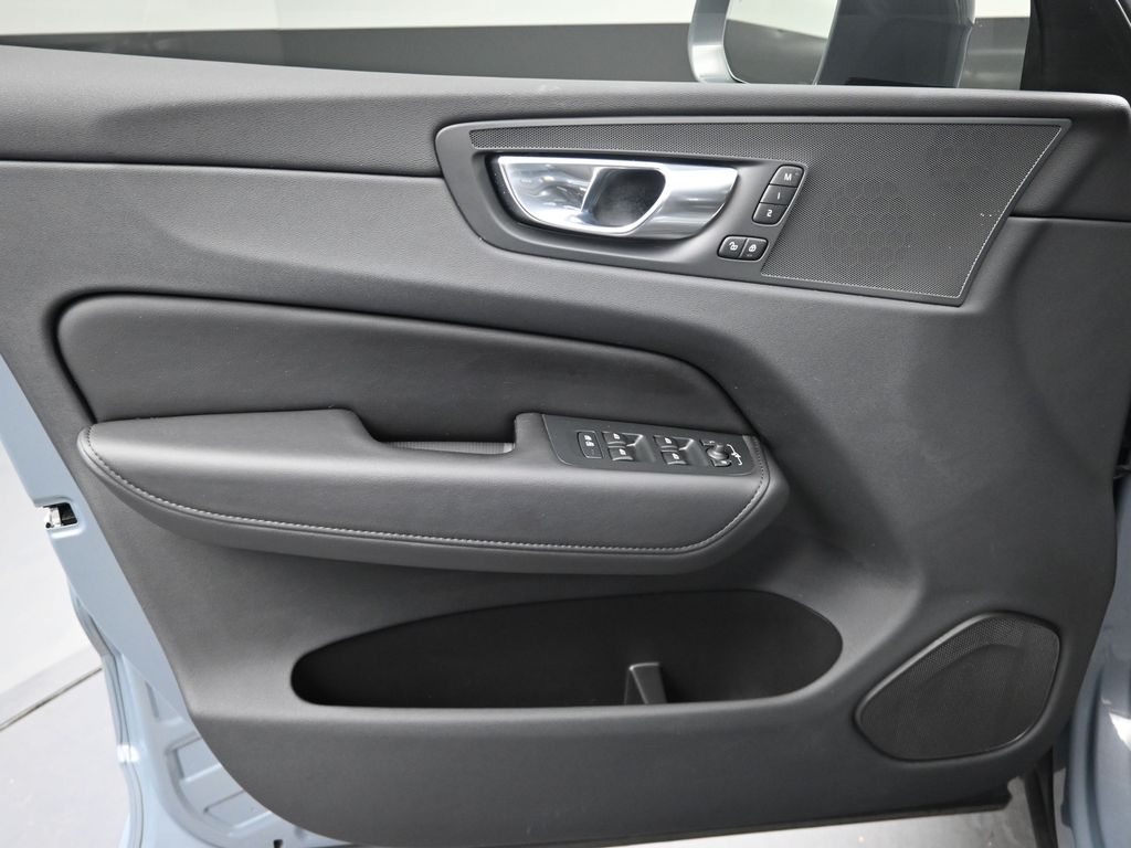 2023 Volvo XC60 B5 Plus photo 9