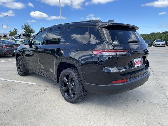 2025 Jeep Grand Cherokee Limited photo 2