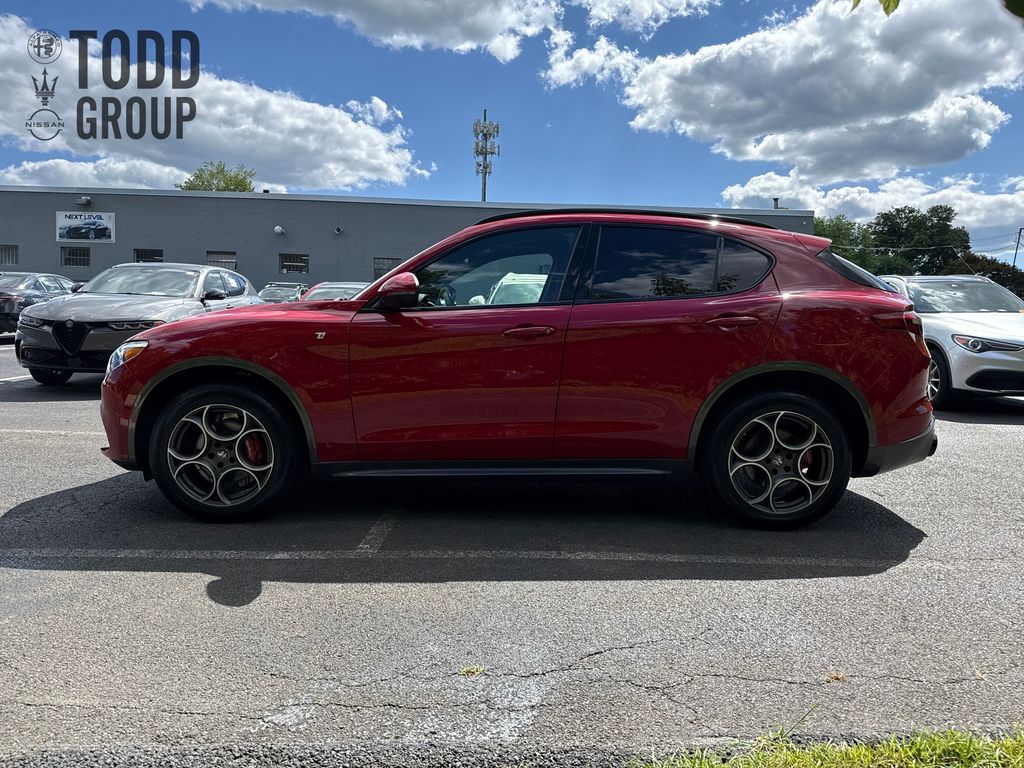2022 Alfa Romeo Stelvio Ti photo 2