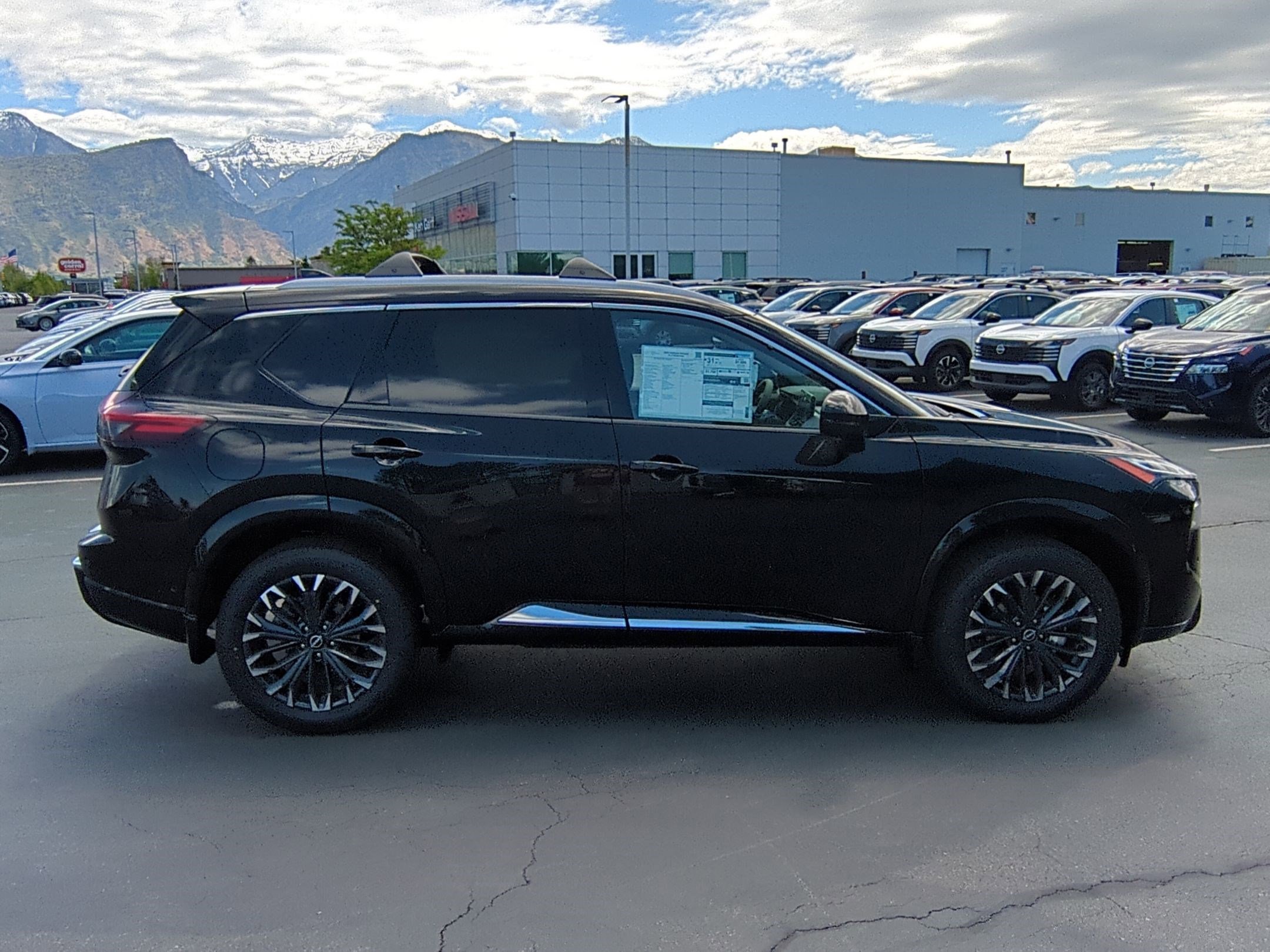 2025 Nissan Rogue Platinum photo 2