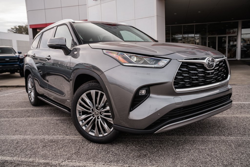 2026 Toyota Highlander Platinum's photo