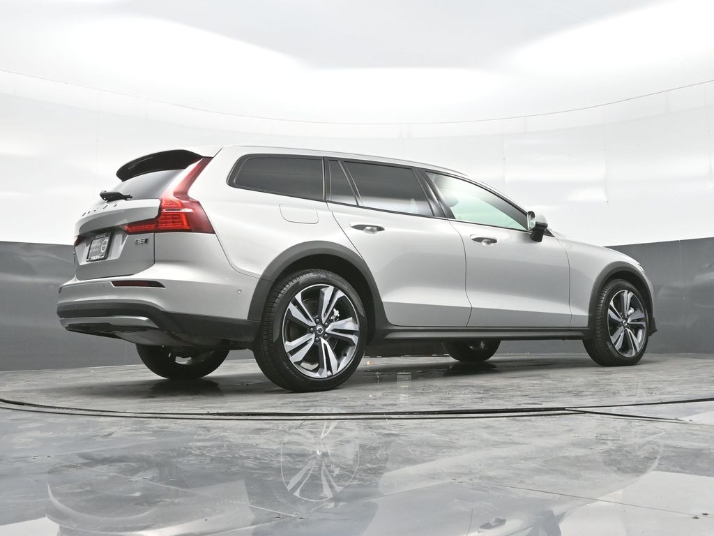2025 Volvo V60 Cross Country B5 Plus photo 24