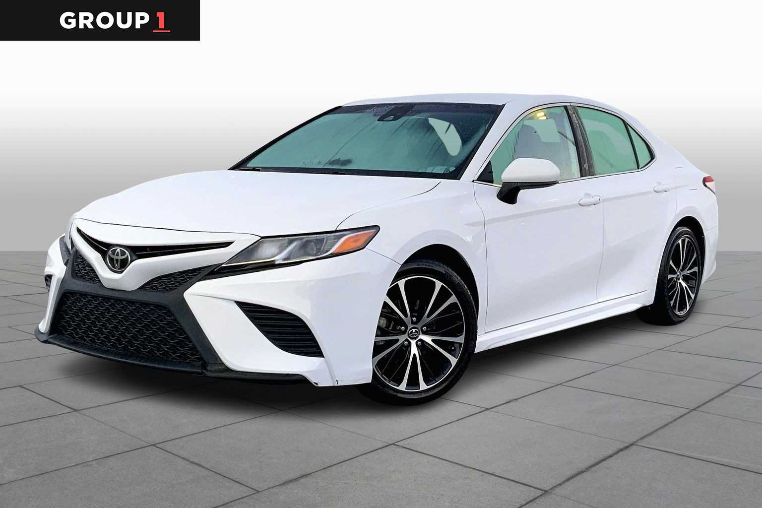 2020 Toyota Camry SE's photo