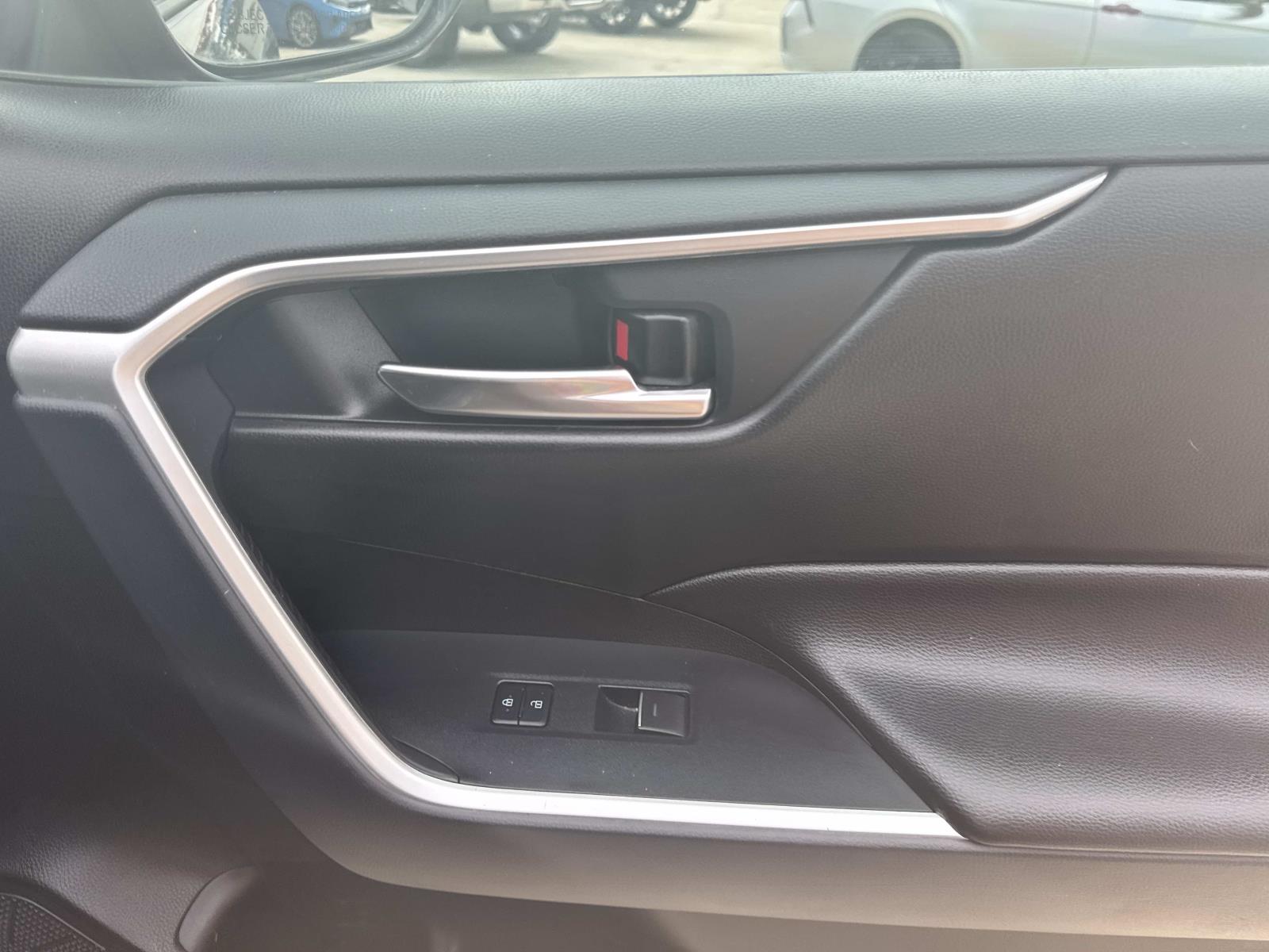 2022 Toyota RAV4 XLE photo 13