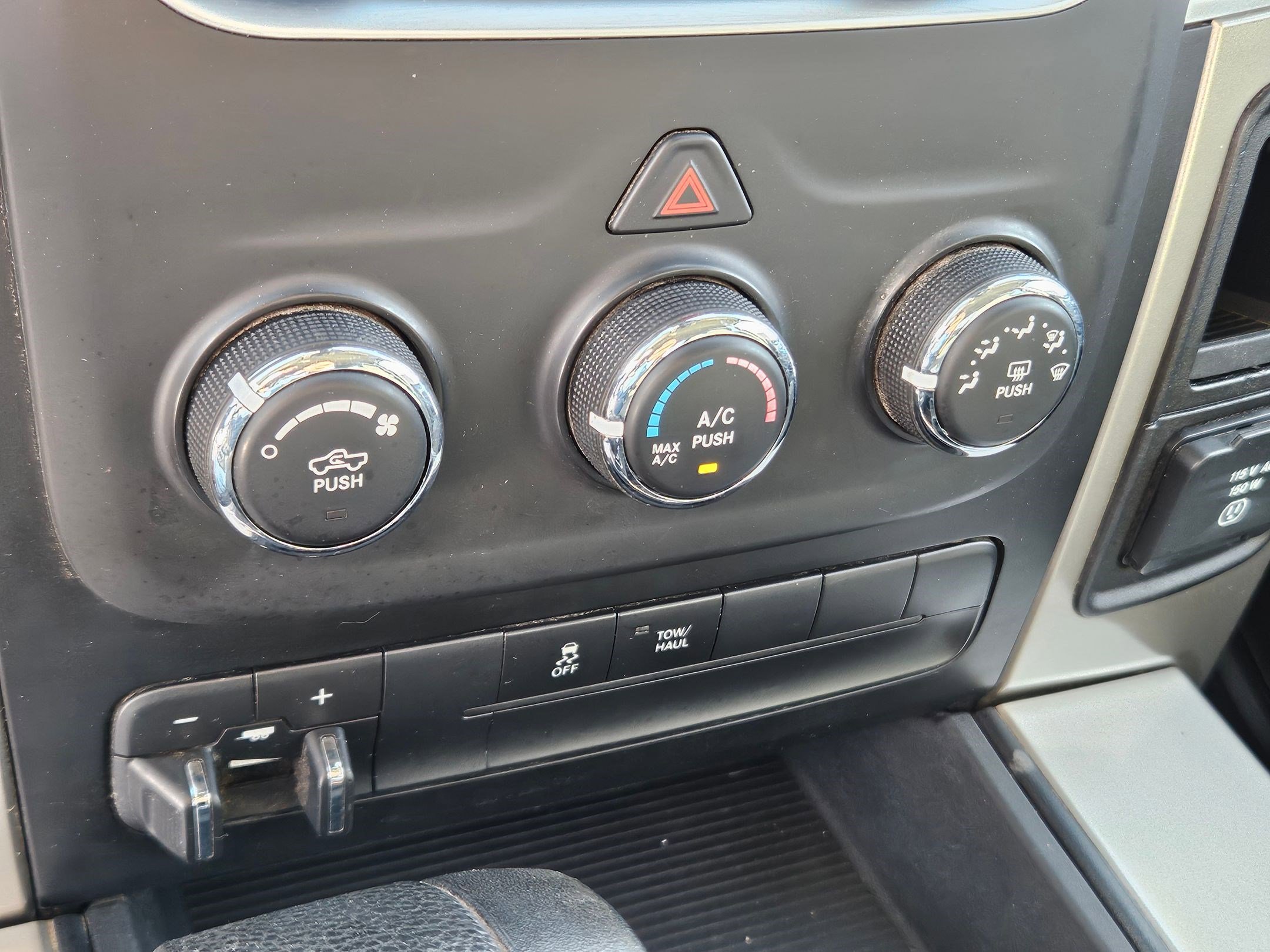 2013 Ram 1500 SLT photo 23