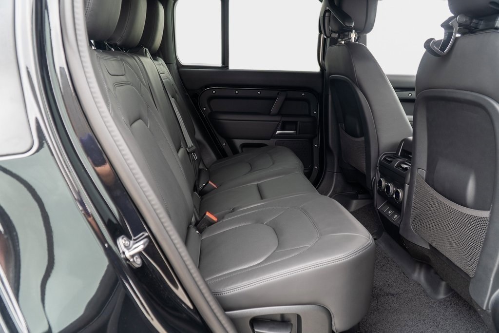2025 Land Rover Defender 130 X-Dynamic SE photo 17