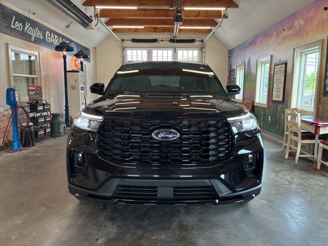 2025 Ford Explorer ST-Line photo 2