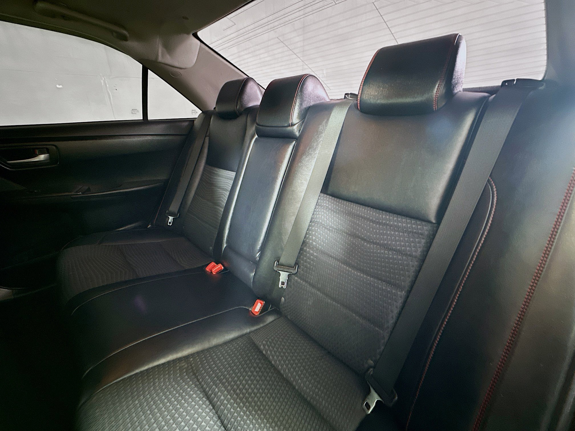 2015 Toyota Camry SE photo 22
