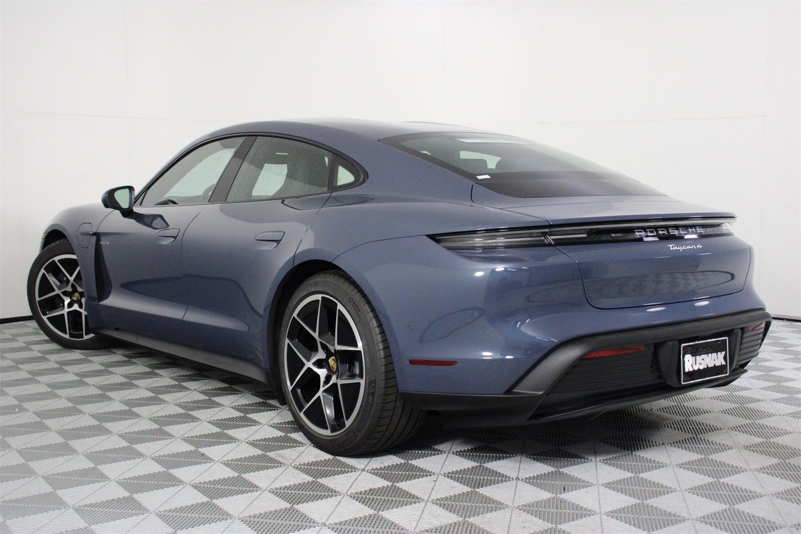 2025 Porsche Taycan photo 3