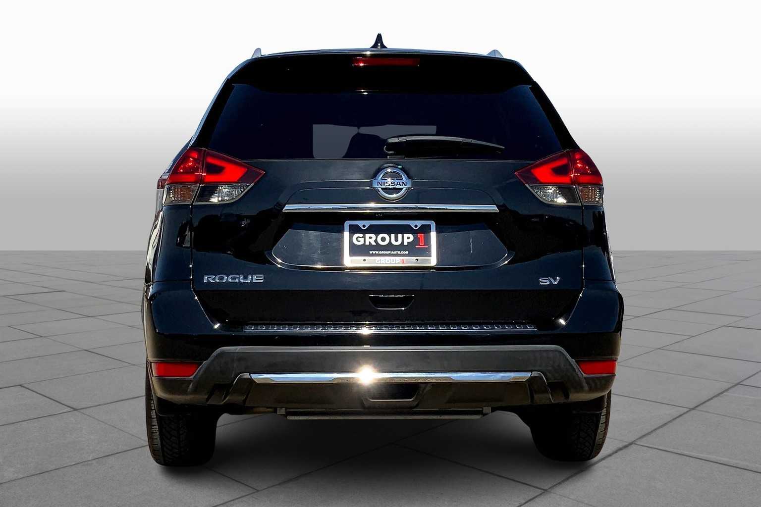 2018 Nissan Rogue SV photo 3