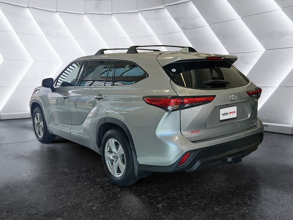 2021 Toyota Highlander LE photo 6