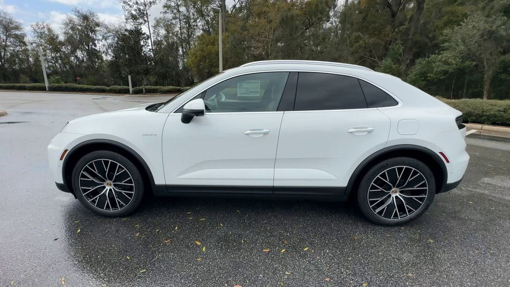 2025 Porsche Macan Electric 4 photo 5