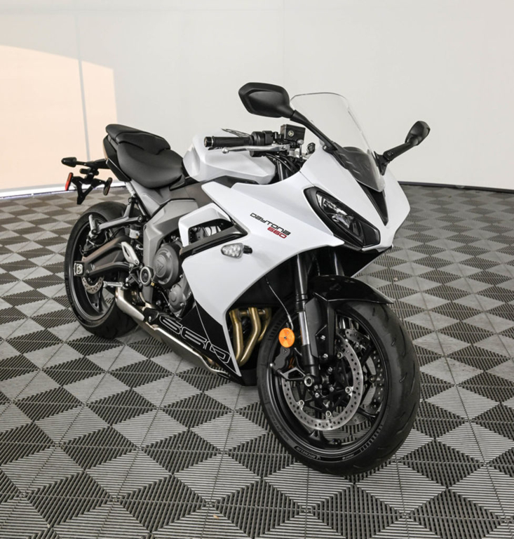 New 2025 Triumph Daytona 660 Snowdonia White/Sapphire Black 660 in