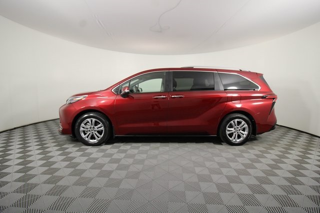 2024 Toyota Sienna Platinum photo 2