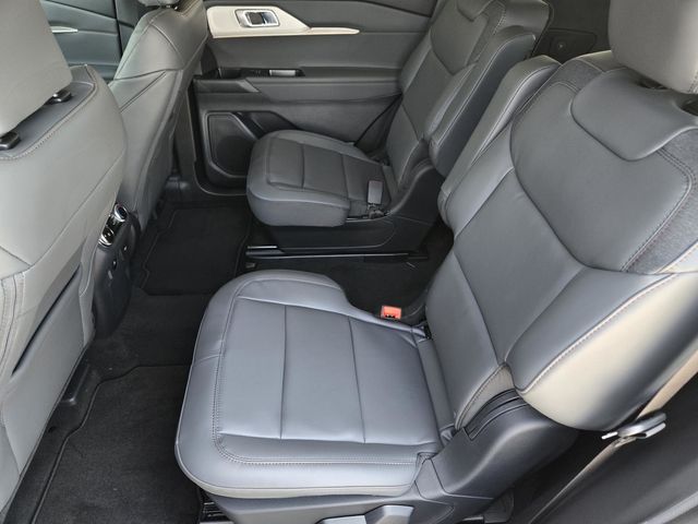 2025 Ford Explorer photo 18