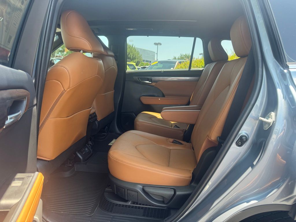 2023 Toyota Highlander Hybrid Platinum photo 9