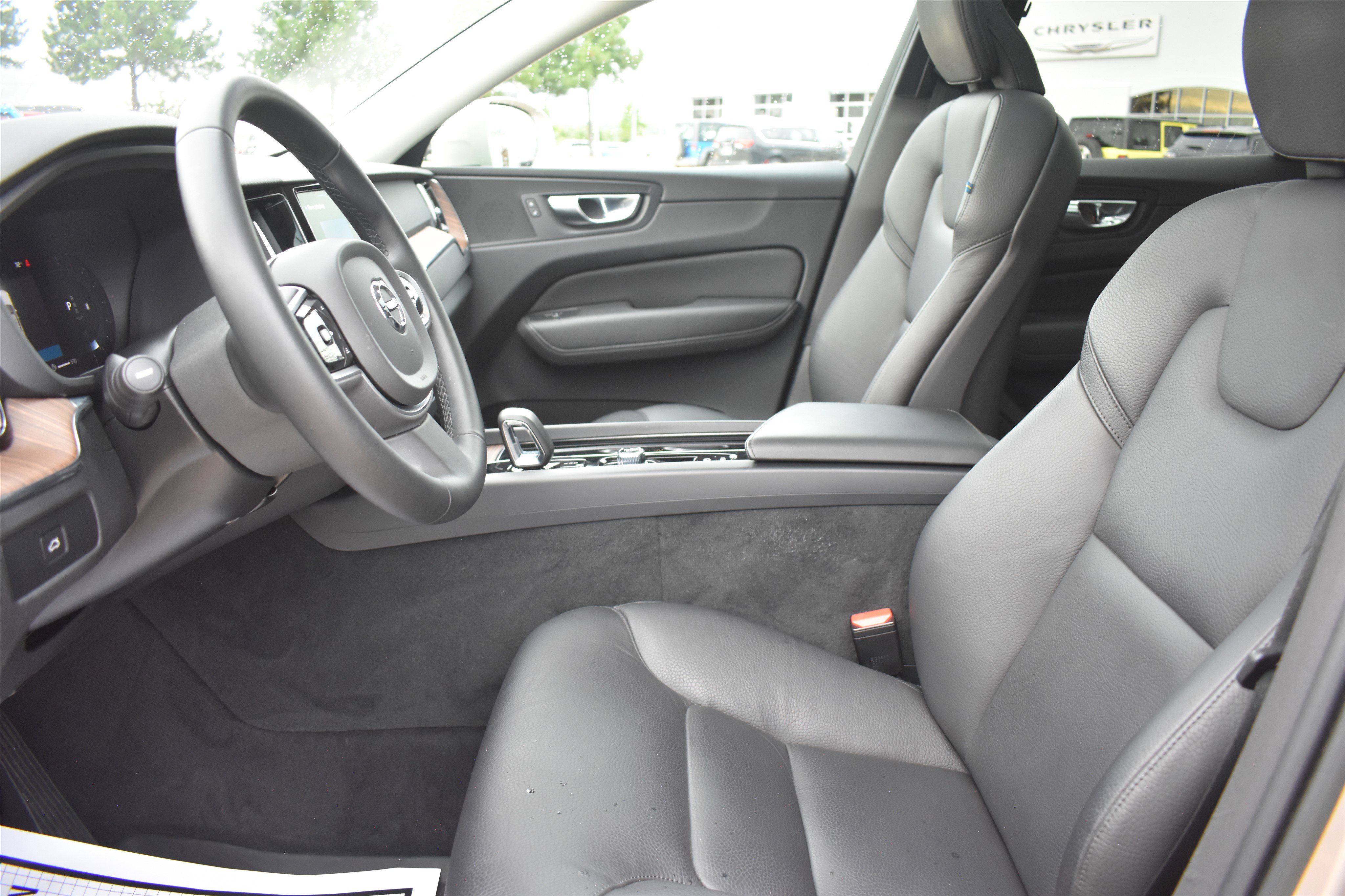 2023 Volvo XC60 B5 Plus photo 6