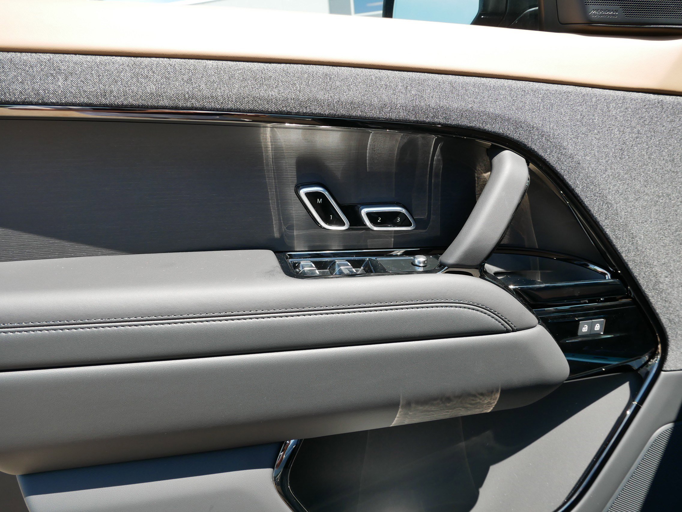 2025 Land Rover Range Rover Sport SE photo 3