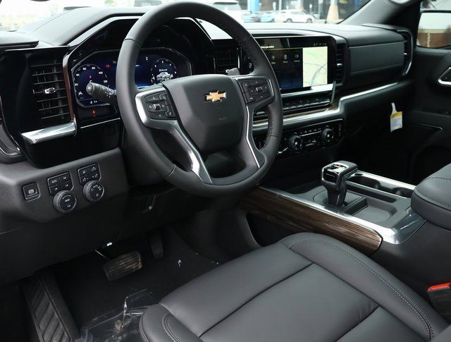 2025 Chevrolet Silverado 1500 LT photo 2