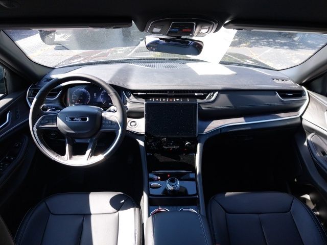 2025 Jeep Grand Cherokee Limited photo 3