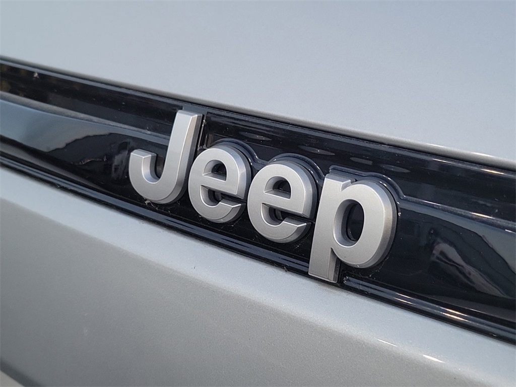 2025 Jeep Grand Cherokee Laredo photo 6