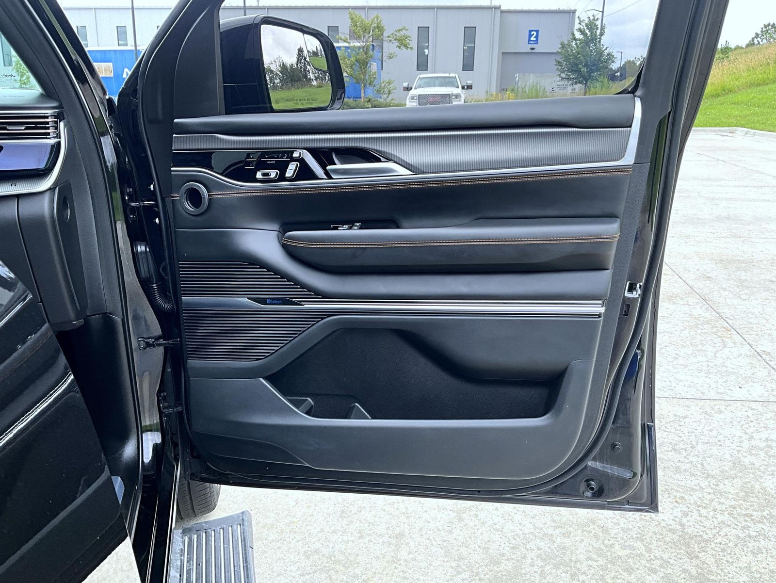 2023 Jeep Grand Wagoneer III Obsidian photo 17