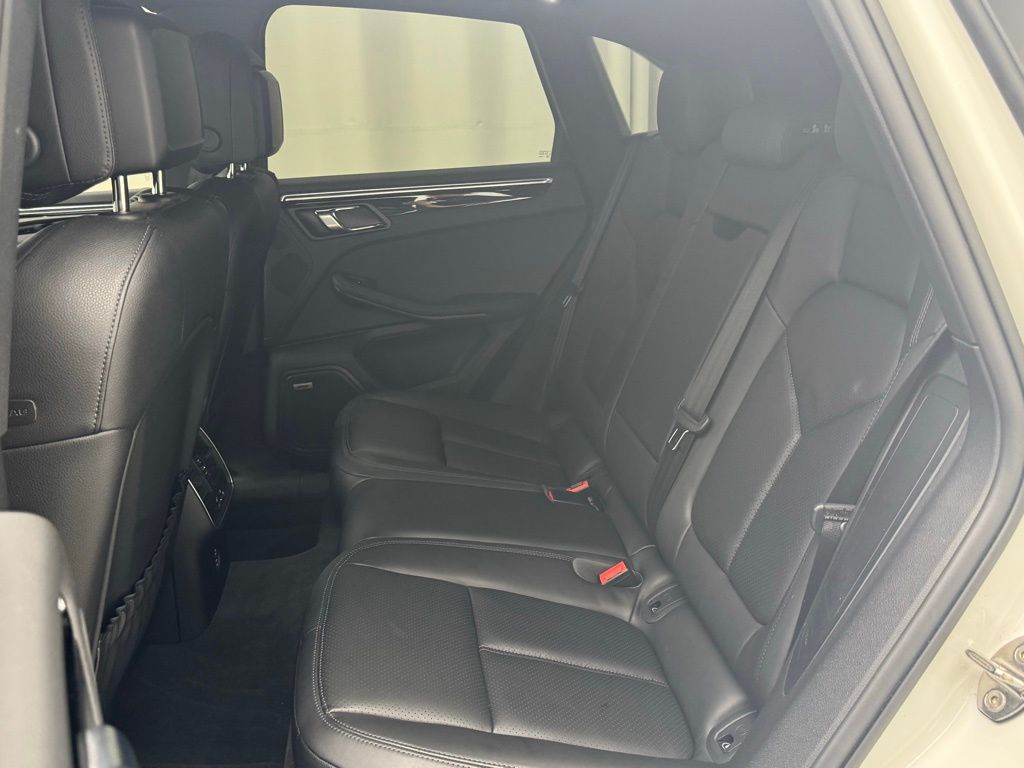 2022 Porsche Macan Base photo 22