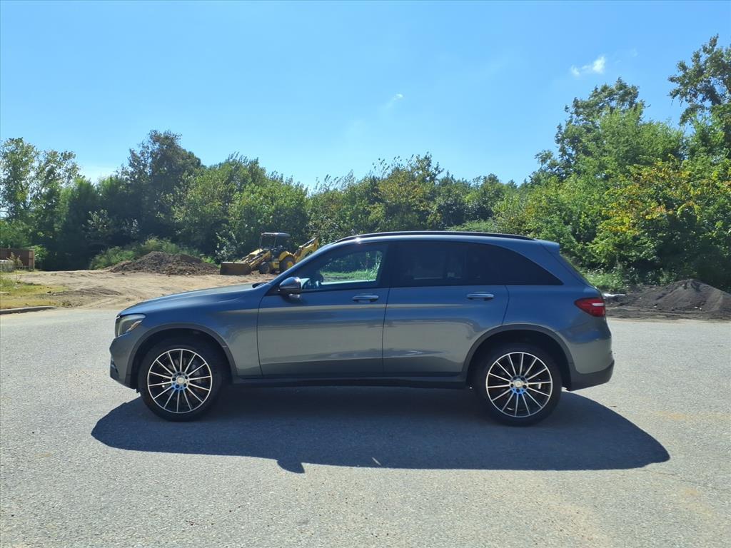 2017 Mercedes Benz GLC 300 4MATIC photo 4
