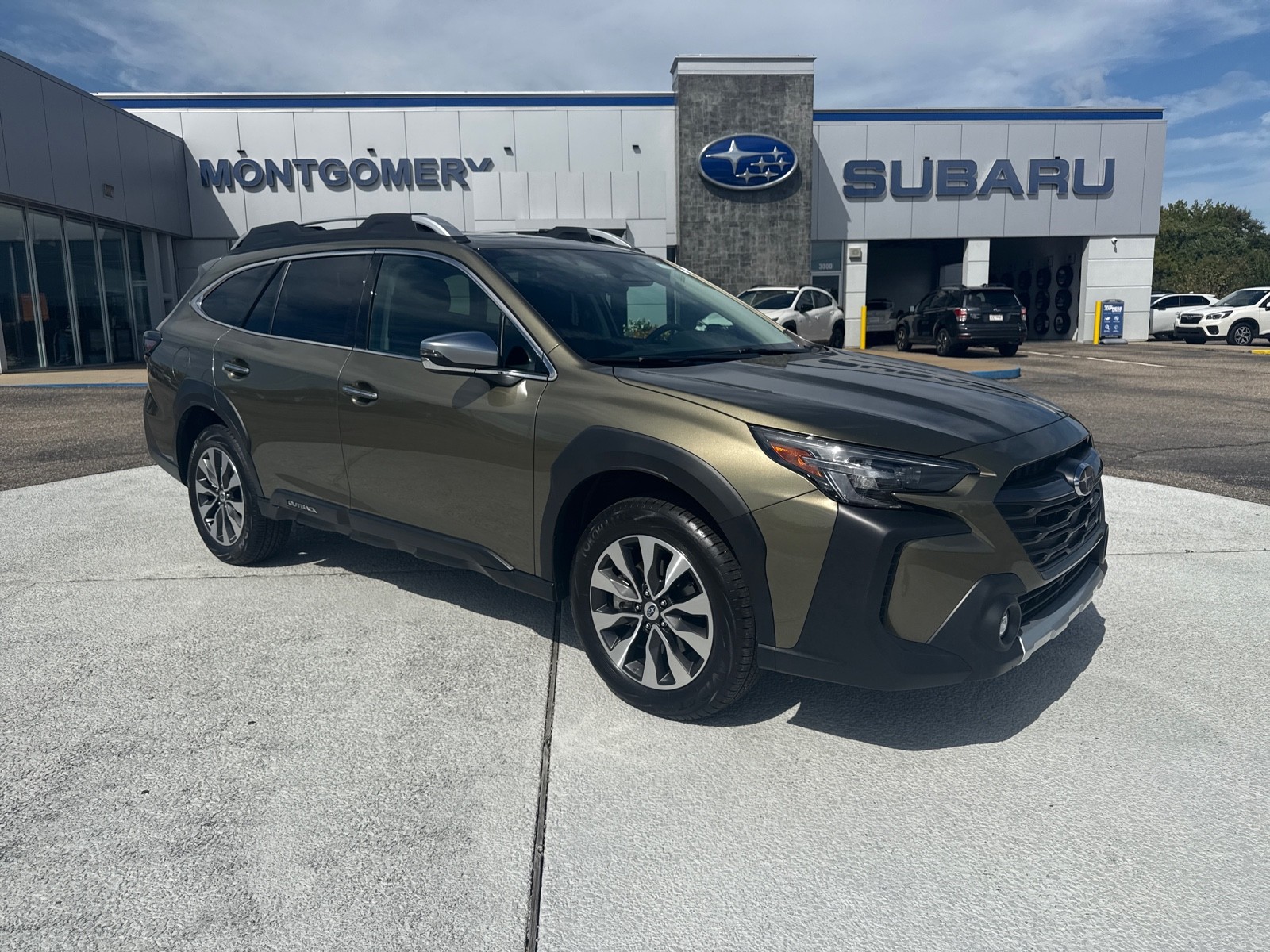 2025 Subaru Outback Touring's photo