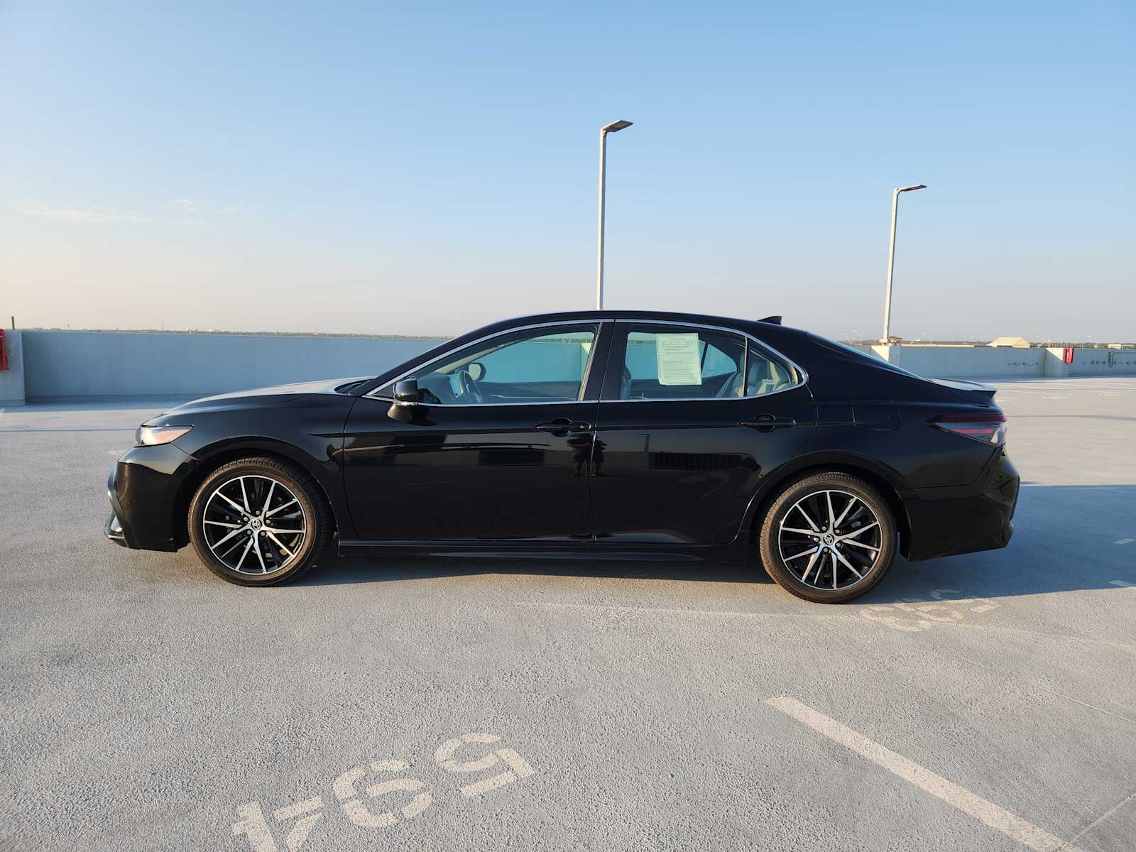 2023 Toyota Camry SE photo 4