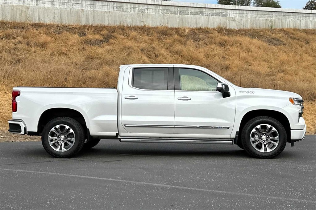 2023 Chevrolet Silverado 1500 High Country photo 3