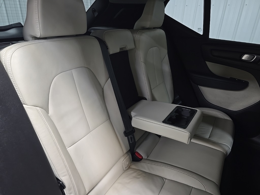 2022 Volvo XC40 Momentum photo 15