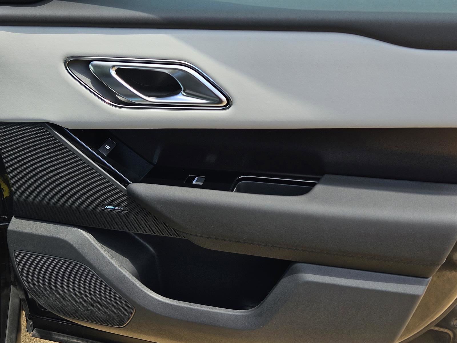 2026 Land Rover Range Rover Velar SE photo 39