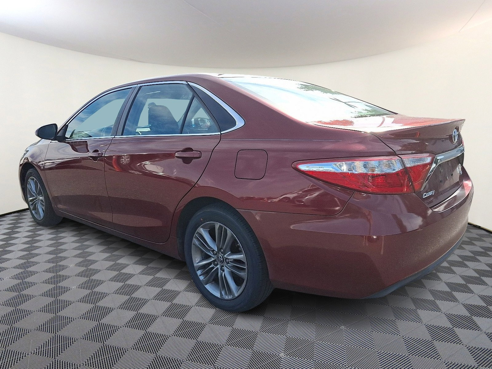 2016 Toyota Camry SE photo 2