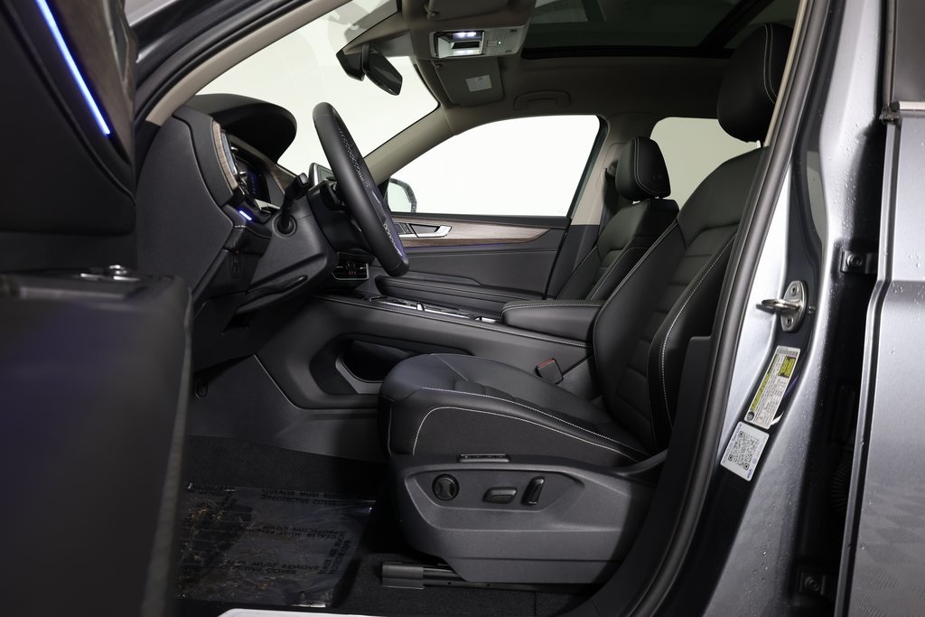 2025 Volkswagen Atlas SEL photo 4