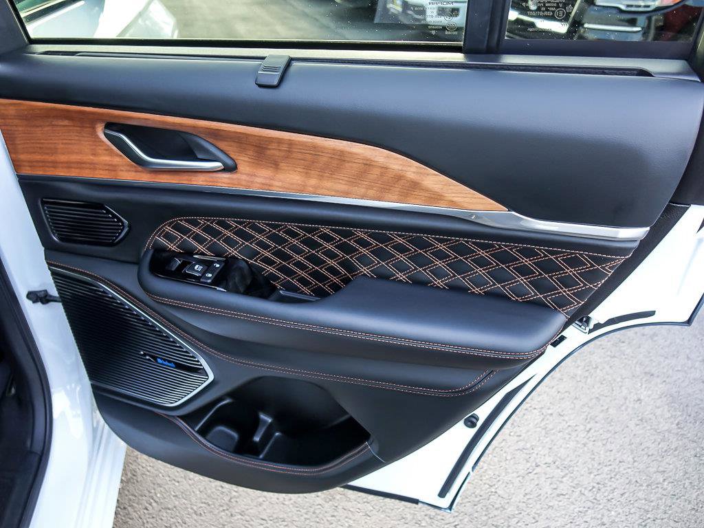 2023 JEEP GRAND CHEROKEE - Image 32