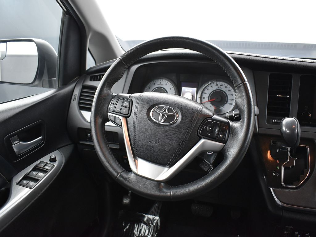 2017 Toyota Sienna SE photo 13