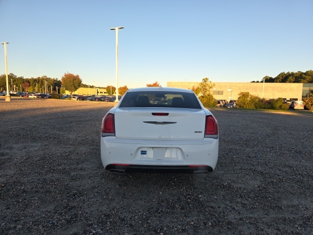 2022 Chrysler 300 Touring L photo 3