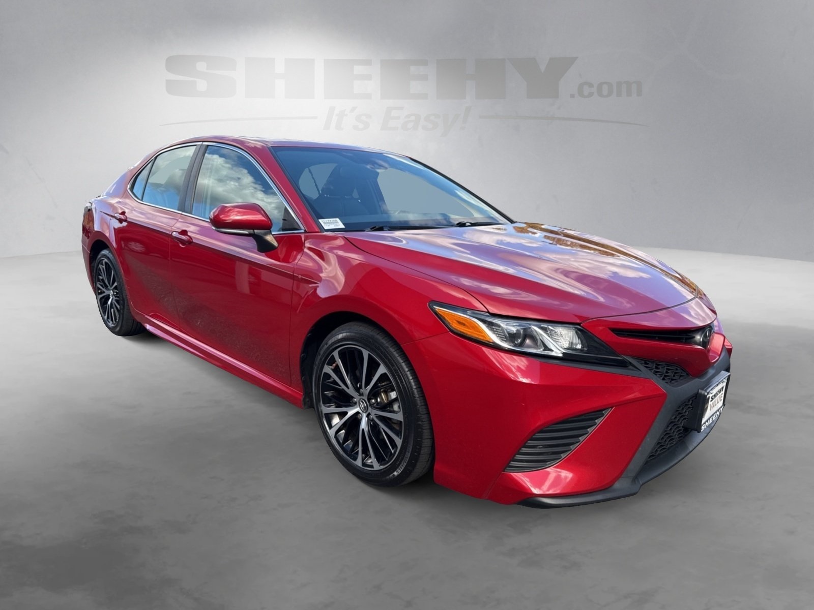 2019 Toyota Camry SE photo 2