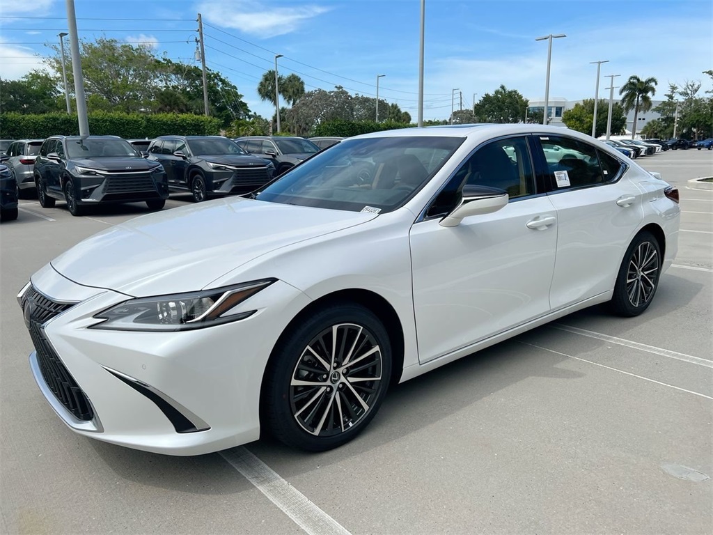 2025 Lexus ES 300h photo 3