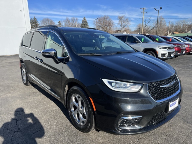 2023 Chrysler Pacifica Limited's photo