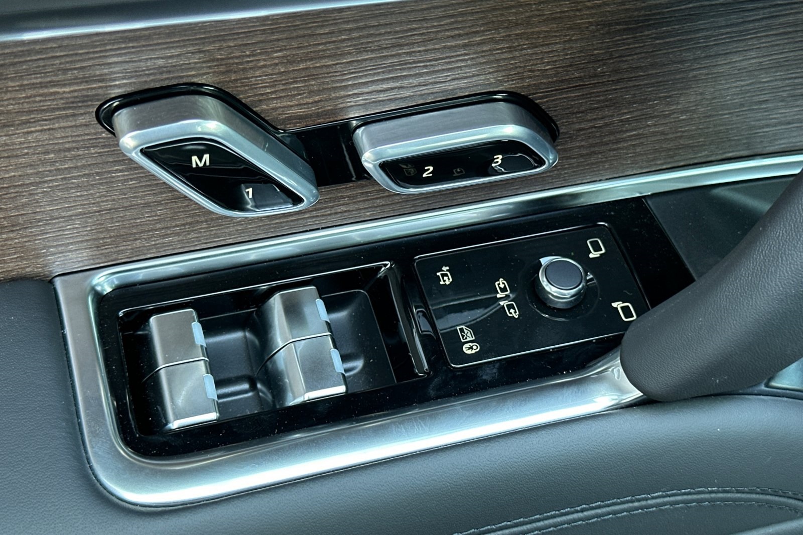 2025 Land Rover Range Rover SE photo 10