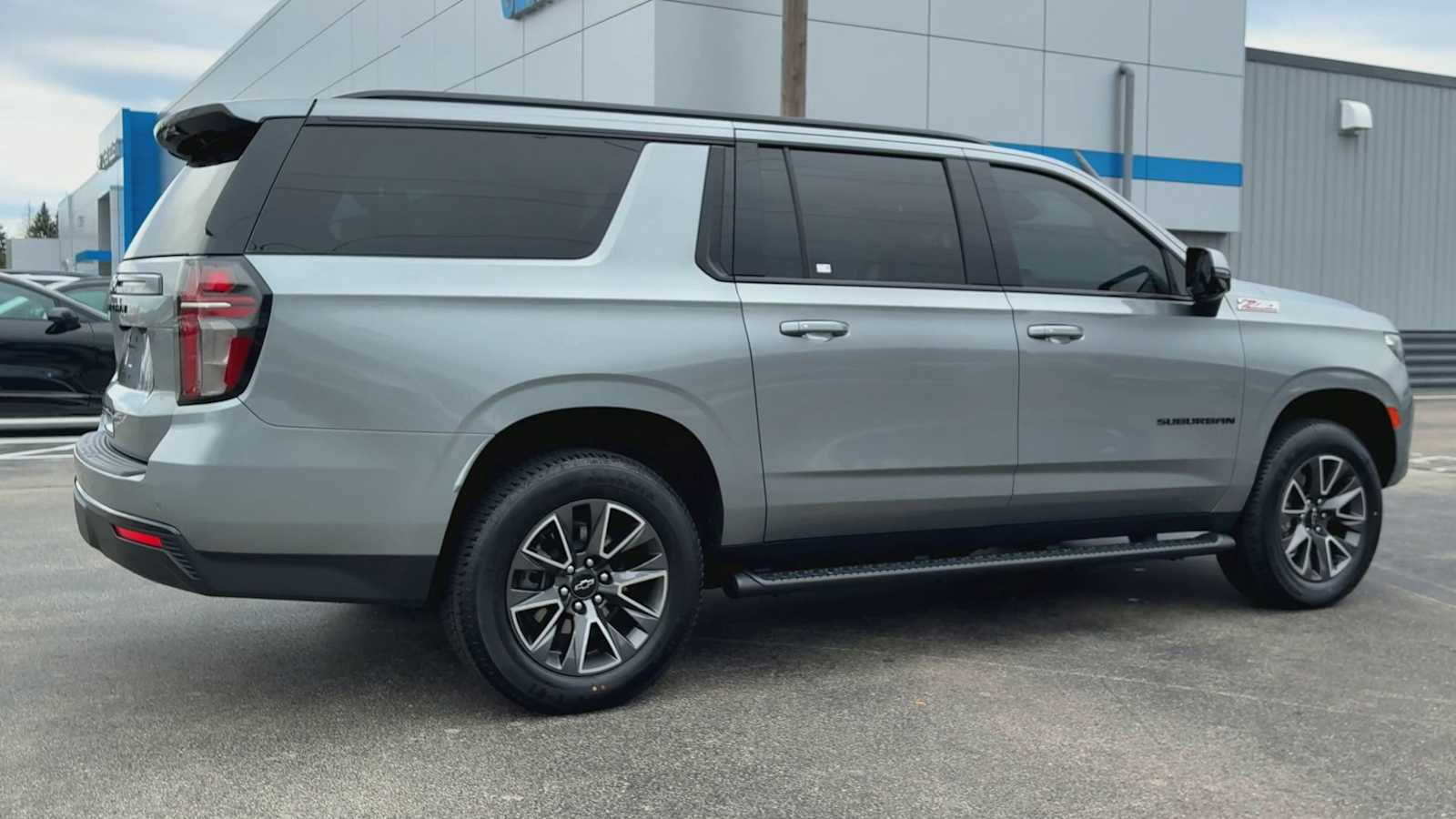 2023 Chevrolet Suburban Z71 photo 2