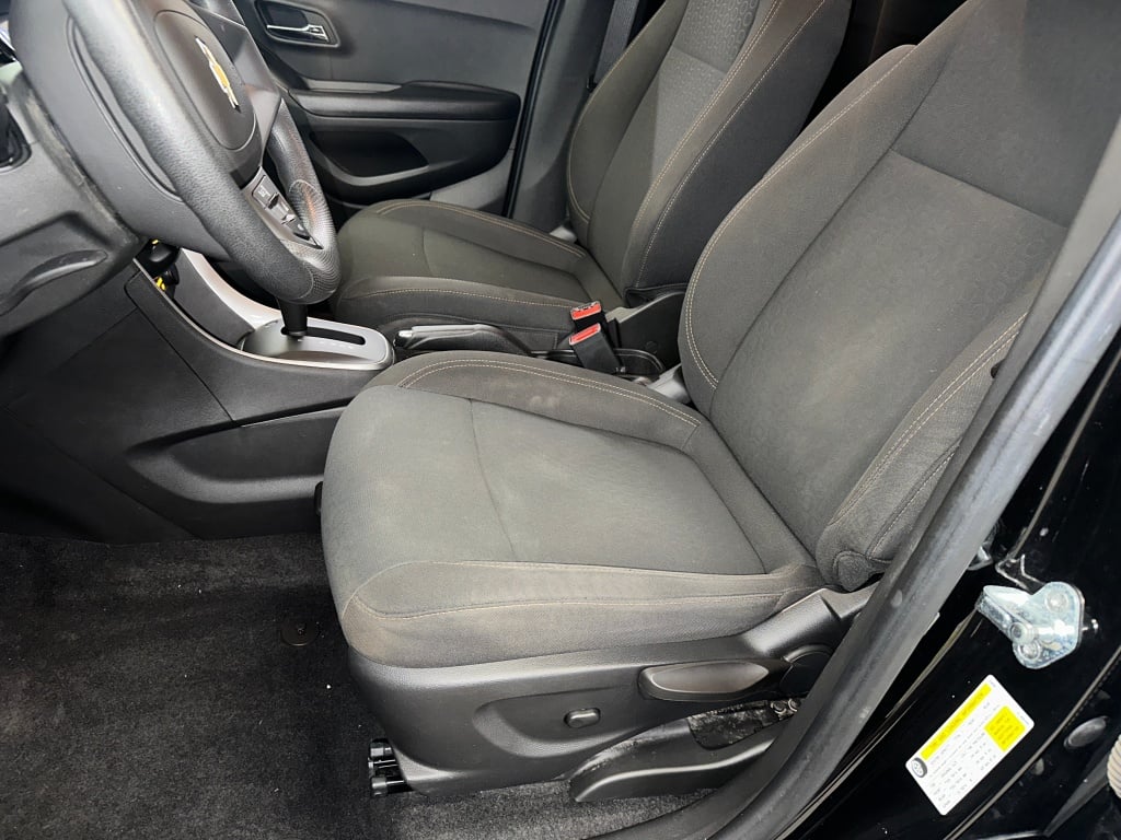 2022 Chevrolet Trax LS photo 2