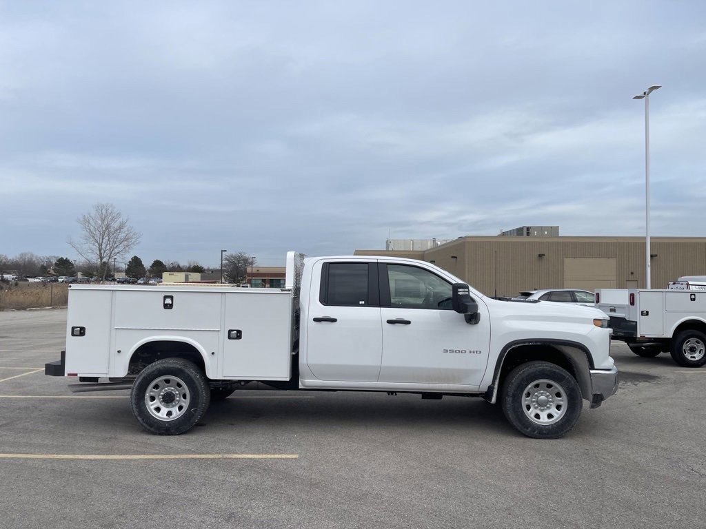 2024 Chevrolet Silverado 3500HD photo 2