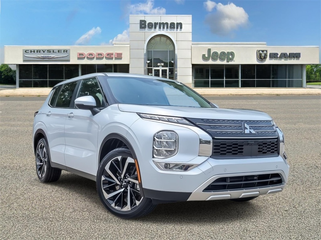 2023 Mitsubishi Outlander SE's photo