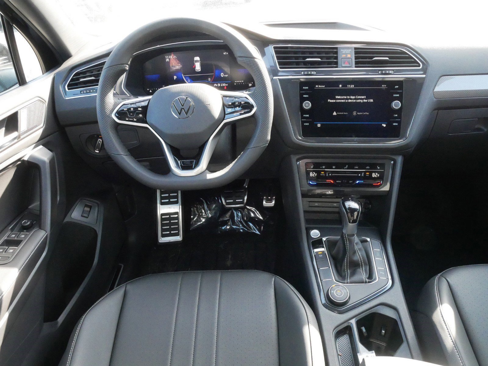 2024 Volkswagen Tiguan SE R-Line photo 3