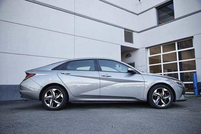 2023 Hyundai Elantra SEL photo 4