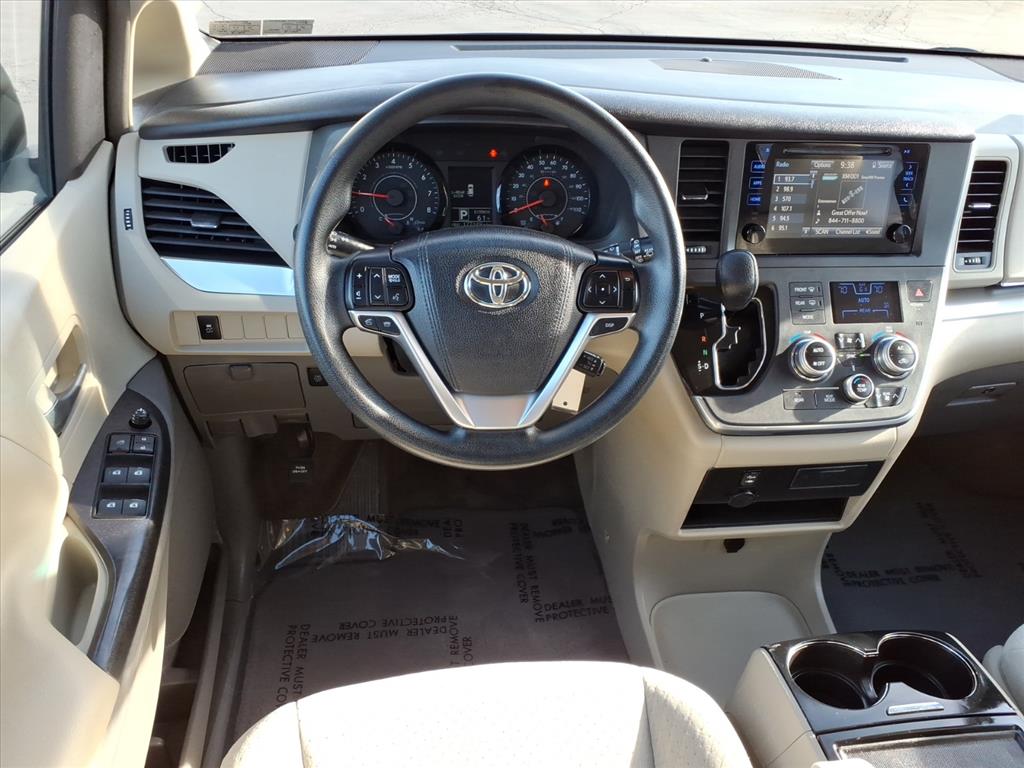 2015 Toyota Sienna LE photo 6